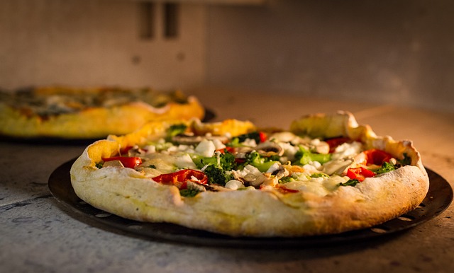 De kunst van het bakken met een pizzasteen
